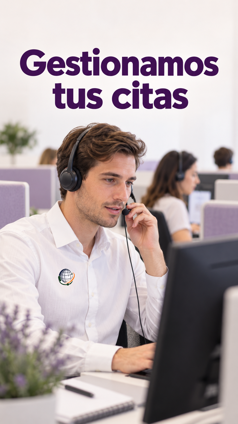 Agente de Call Center Globaltec atendiendo llamadas desde su oficina